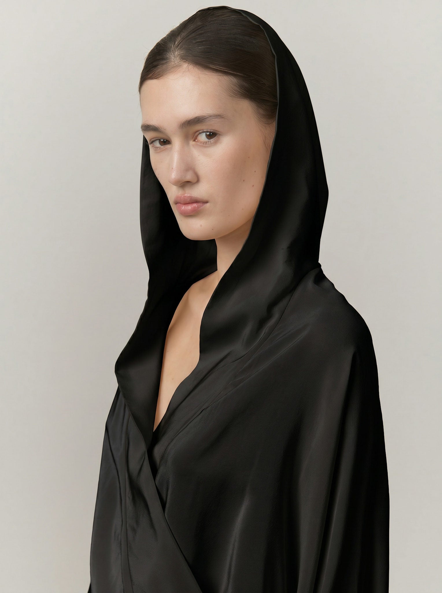 Sisi Seidenbluse mit Kapuze – Schwarz