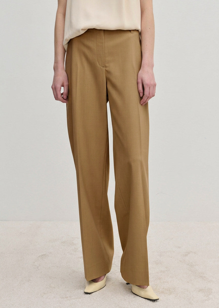 Herskind ApS Ivano Mid waist Pants in tan, featuring a regular fit, mid waist, straight legs, and a pressed crease.