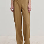 Herskind ApS Ivano Mid waist Pants in tan, featuring a regular fit, mid waist, straight legs, and a pressed crease.