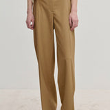 Herskind ApS Ivano Mid waist Pants in tan, featuring a regular fit, mid waist, straight legs, and a pressed crease.
