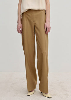 Herskind ApS Ivano Mid waist Pants in tan, featuring a regular fit, mid waist, straight legs, and a pressed crease.