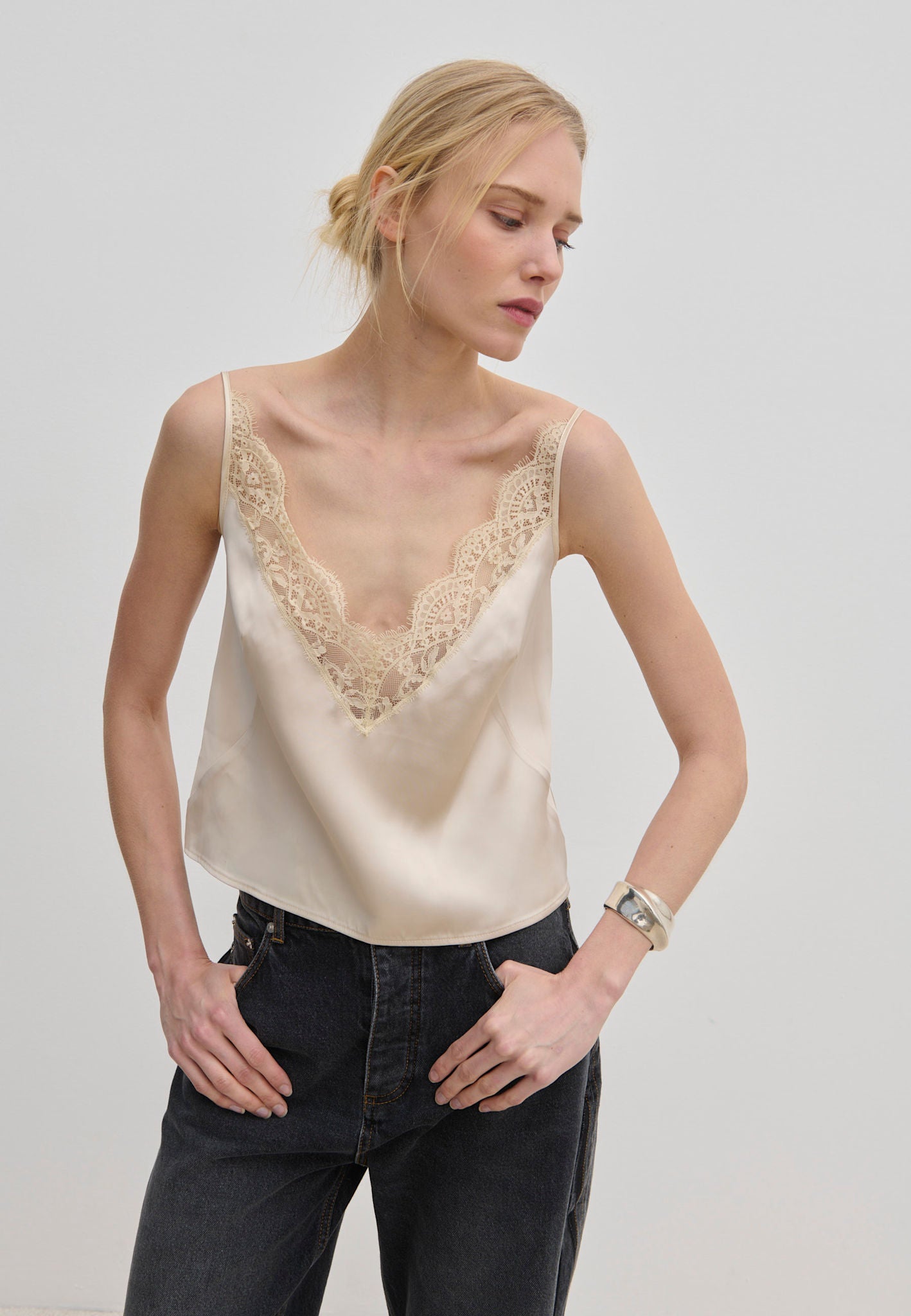 Filippa Top cream-colored camisole with a lace V-neckline and adjustable straps.
